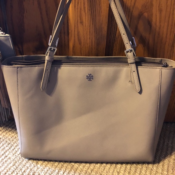 Tory Burch Handbags - Tory Burch Light Gray Tote Bag